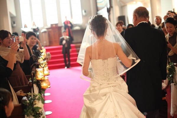 衝撃 結婚式直前に新婦の父親がバージンロードを歩くのを拒否 新婦 嫌なら何で早く言わないの 父 そんなこと聞いてない World Scope